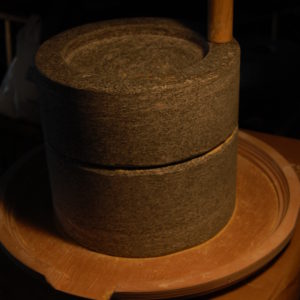 Macina a mano in granito diametro 30 cm